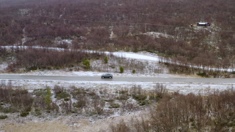 Autos-Fahren-Im-Winter-In-Norwegen-Durch-Den-Dovre-Berg-Mit-Blattlosen-Bäumen