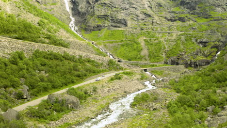 Estacionamiento-De-Vehículos-Al-Borde-De-La-Carretera-Del-Paso-De-Montaña-Trollstigen-De-La-Carretera-63-Del-Condado-Noruego-En-La-Región-De-More-Og-Romsdal