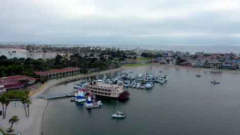 Sternwheeler-Boat-Of-Bahia-Belle-Cruises-And-Other-Boats-Docked-At-The-Mission-Bay-In-San-Diego,-California