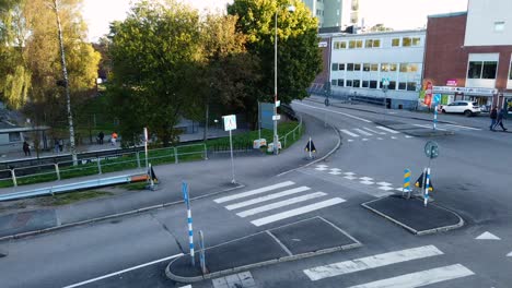 Hyperlapse-Der-Stadtstraße-Mit-Fußgängern-Und-öffentlichen-Verkehrsmitteln-Am-Kortedala-Torg