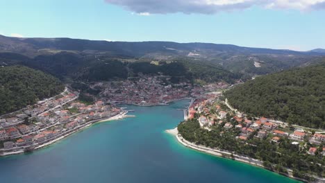 Vista-Panorámica-De-La-Ciudad-Medieval-De-Pucisca-En-La-Isla-De-Brac,-Popular-Destino-Turístico-En-El-Mar-Adriático,-Croacia---Disparo-De-Drones