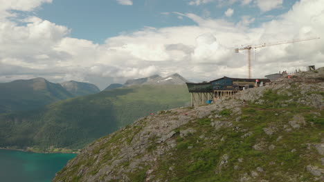 Eggen-Restaurant-Mit-Malerischer-Aussicht-Auf-Den-Fjord-Und-Die-Berge-In-Andalsnes,-Norwegen