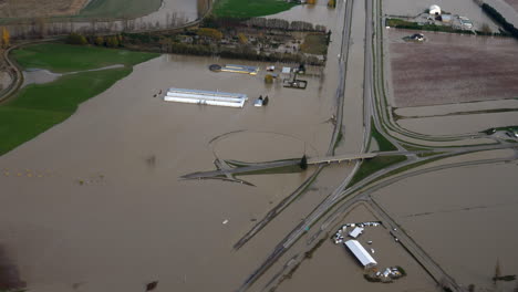 Las-Inundaciones-Cubren-La-Carretera-Y-Los-Campos-Debido-A-Las-Fuertes-Lluvias-En-Abbotsford,-Columbia-Británica,-Canadá