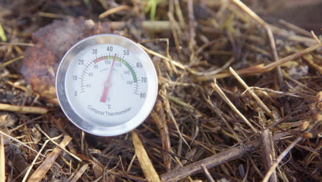 Großes-Kompostthermometer-In-Nahaufnahme,-Das-Eine-Ideale-Kompostierungstemperatur-Anzeigt
