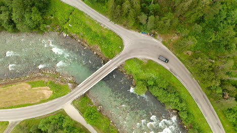 El-Vehículo-Pasa-Por-Un-Pequeño-Puente-Sobre-Un-Curso-De-Agua-En-Geiranger,-Noruega