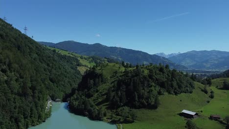 Fliegen-über-Einem-Wunderschönen-Blauen-See-In-Den-österreichischen-Alpen