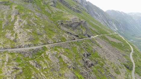 Vista-Lejana-De-Un-Vehículo-Blanco-Que-Viaja-Por-El-Paso-De-Montaña-Trollstigen-En-More-Og-Romsdal,-Noruega