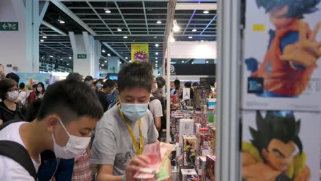Besucher-Kaufen-Waren-Während-Der-Ausstellung-„anicom-And-Games-Acghk“-Im-Kongress--Und-Ausstellungszentrum-In-Hongkong