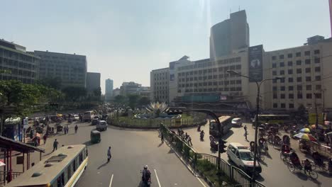 Sonniger-Blick-Auf-Den-Kreisverkehr-Shapla-Square-In-Dhaka-Mit-Verkehr-Und-Menschen-In-Der-Umgebung