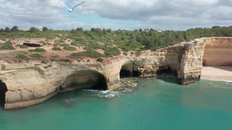 Drone-Alejándose-De-La-Hermosa-Costa-Con-Cuevas-Y-Acantilados