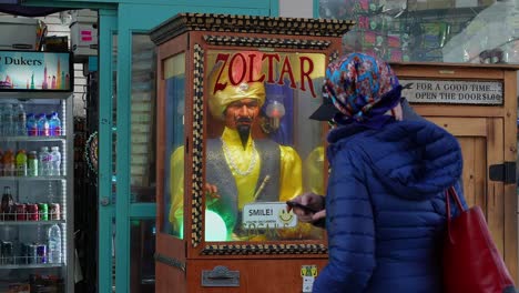 Two-people-next-to-Zoltar-fortune-teller-machine