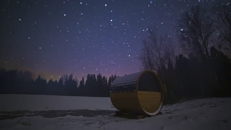 Hermosas-Estrellas-En-La-Noche-Sobre-El-Bosque-Y-La-Sauna-De-Barril-De-Termomadera
