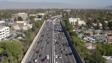 Über-Dem-Verkehr-Auf-Dem-Freeway-101-In-Los-Angeles-Fliegen