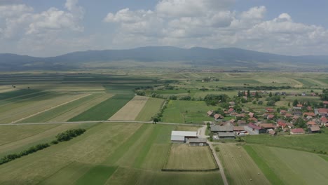 Landwirtschaftliche-Landschaft-Unter-Bewölktem-Himmel-In-Der-Nähe-Von-Delnita,-Rumänien
