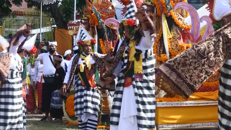 Die-Balinesische-Hinduistische-Einäscherungszeremonie-Der-Familie-Von-Puri-Sanur-In-Denpasar,-Bali,-Indonesien-Am-08.-Oktober-2021