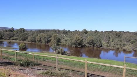 Malerische-Aussicht-Auf-Den-Perth-Swan-River,-Hügel-Im-Hintergrund-–-Schwenk-Nach-Rechts