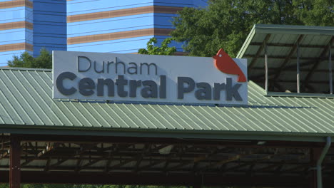 Señalización-Del-Parque-Central-De-Durham-En-El-Techo-En-Durham,-Carolina-Del-Norte,-Ee.uu.
