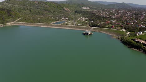 Luftaufnahme-Des-Ruhigen-Wassers-Des-Maneciu-Staudamms-Im-Kreis-Prahova,-Rumänien