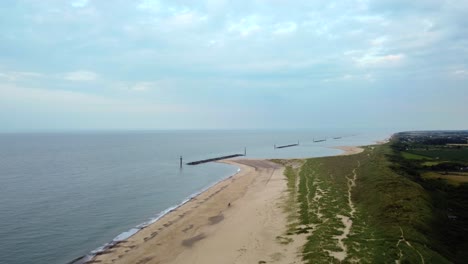 Große-Landschaftsluftaufnahme,-Die-über-Einen-Leeren-Britischen-Strand-In-Norfolk-Fliegt