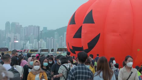 Zuschauer-Genießen-Während-Der-Halloween-Feierlichkeiten-In-Hongkong-Eine-Riesige,-10-Meter-Hohe-Aufblasbare-Halloween-Kürbisinstallation