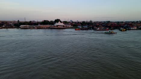Gemeinde-Palembang-Beim-Überfliegen-Des-Flusses-Musi-Mit-Einem-Segelboot