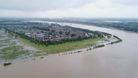 Vista-Aérea-De-La-Ciudad-De-Borgharen-Y-El-Río-Mosa-Desbordando-Agua-Después-De-Fuertes-Lluvias-En-Limburg,-Países-Bajos