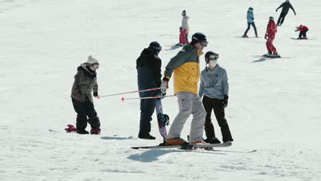 Gruppe-Von-Menschen,-Die-Während-Der-Wintersaison-In-Einem-Skigebiet-In-Gifu,-Japan,-Ski-Fahren
