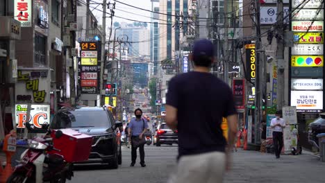 Menschen,-Die-Mit-Atemschutzmasken-Die-Alte-Gangnam-Straße-Entlang-Gehen