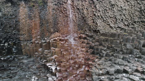 LKW-Aufnahme-Eines-Wasserfalls,-Der-Basaltsäulen-Hinunterfließt,-Studlagil-Schlucht,-Island