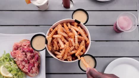 Friends-enjoy-a-bucket-of-fries-together