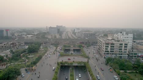 Luftaufnahme-Des-Berufsverkehrs-In-Kalma-Chowk-In-Lahore,-Pakistan