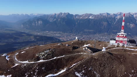 Montaña-Patscherkofel-Y-Zona-De-Esquí-Con-Restaurante,-Radio-Orf-Y-Torre-De-Televisión-Durante-El-Día-En-Tirol,-Austria