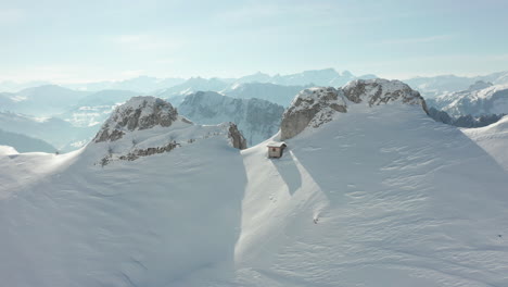 Fliegen-Von-Schneebedeckten-Klippen-Und-Ein-Wunderschönes-Tal