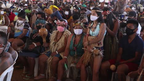 Eine-Große-Gruppe-Indigener-Völker-Trifft-Sich,-Um-über-Den-Schutz-Des-Amazonas-Regenwaldes-Zu-Diskutieren