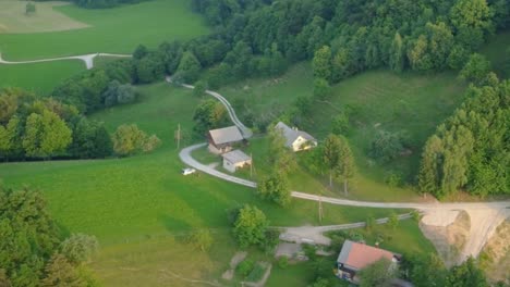 Alte-Familienhäuser-Mit-Scheunen-Auf-Hügeln,-Umgeben-Von-Wiesen-Und-Grünen-Fichten