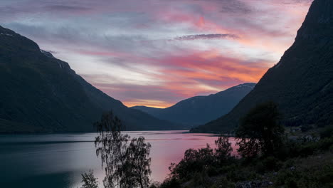 Wunderschöne-Aussicht-Auf-Den-See-Lovatnet-In-Loen,-Norwegen-Bei-Sonnenuntergang---Zeitraffer