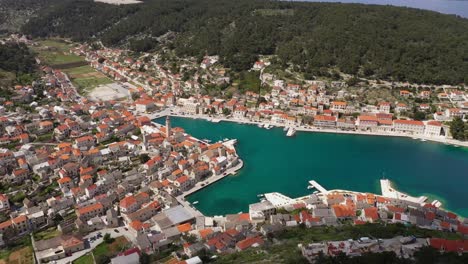 Schöne-Mittelalterliche-Stadt-Pucisca-In-Kroatien-Im-Sommer---Drohnenaufnahme-Aus-Der-Luft
