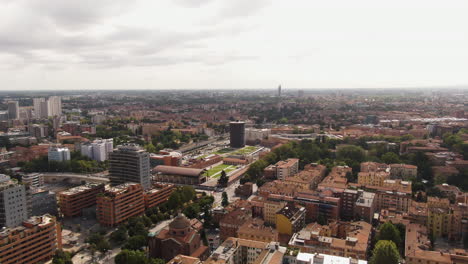 Majestuoso-Paisaje-Urbano-Moderno-De-La-Ciudad-De-Bolonia,-Vista-De-Movimiento-Aéreo