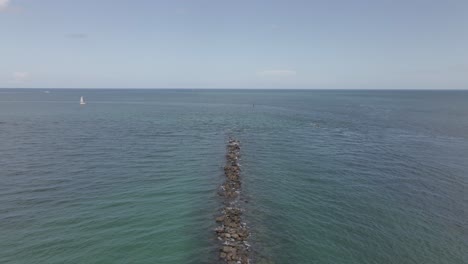 Luftaufnahme:-Felsiger-Wellenbrecher-Markiert-Flachen-Kanal-Hinter-Miami-South-Beach