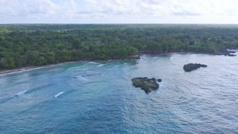 Luftaufnahme-Des-Türkisfarbenen-Strandes-Mit-Dichten-Waldbäumen-An-Der-Playa-Virgen-In-Der-Dominikanischen-Republik