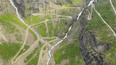 Vista-Superior-De-La-Sinuosa-Carretera-De-Trollstigen-Y-La-Alta-Cascada-De-Stigfossen-En-Noruega