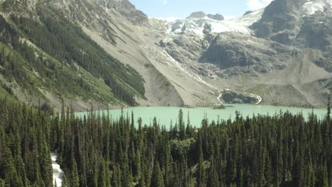 Joffre-Seen-In-British-Columbia,-Kanada,-Drohnenaufnahme-Von-Bäumen-Und-Türkisfarbenem-See-Mit-Dem-Gletscher-Im-Hintergrund,-Britisch-Kolumbien,-Kanada-In-4k