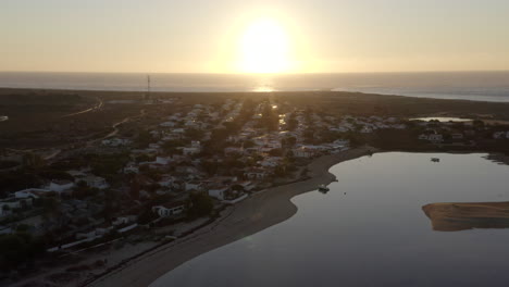 Goldener-Sonnenuntergang-Scheint-über-Der-Küstengemeinde-Der-Insel-Armona-In-Moncarapacho,-Portugal