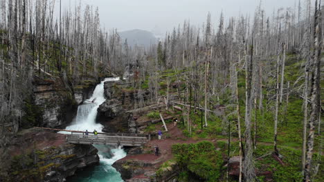 Luftaufnahme-Der-Malerischen-Wasserfälle-Im-Glacier-National-Park,-Montana,-USA