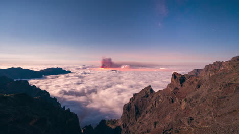 Vía-Láctea-Y-Salida-De-La-Luna-Durante-La-Erupción-Del-Volcán-En-Septiembre-De-2021-En-La-Palma,-Islas-Canarias,-España