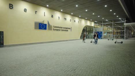 Mädchen-Posiert-Am-Eingang-Der-Europäischen-Kommission-In-Brüssel,-Belgien