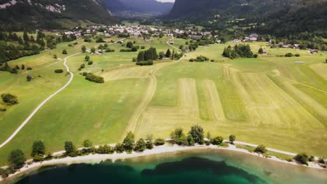 Malerische-Berglandschaft-Luftaufnahme-Bohinjer-See-Slowenien-Europäisches-Reiseziel-Alpen-Berge