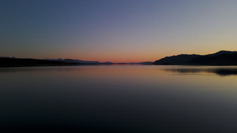Silhouetten-Von-Bergen-Vor-Dem-Sonnenuntergangshimmel-Auf-Der-Insel-Senja,-Norwegen