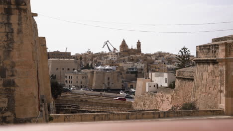 Alte-Stadtlandschaft-Von-Valletta,-Malta.-Gimbal-Aufnahme