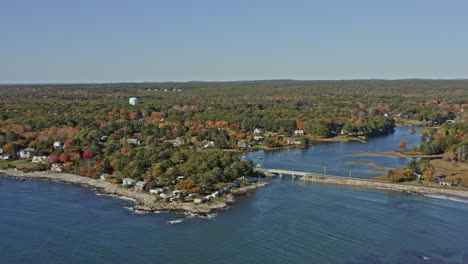 York-Maine-Luftaufnahme-V5,-Filmischer-Schwenk,-Der-Die-Natürliche-Schönheit-Des-Hafenviertels-Von-Cape-Neddick-Und-Seiner-Unberührten-Häuser-An-Der-Flussküste-Einfängt-–-Oktober-2020